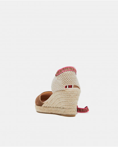 CUÑA YUTE CON CINTAS SERRAJE MARRON