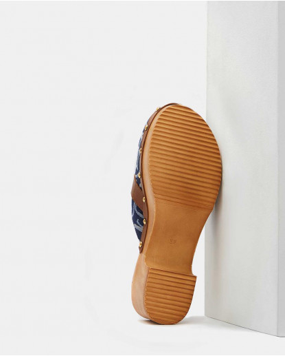 ZUECO CON HEBILLA JACQUARD CLP AZUL