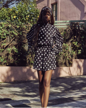 MONO CORTO ESCOTE EN LA...