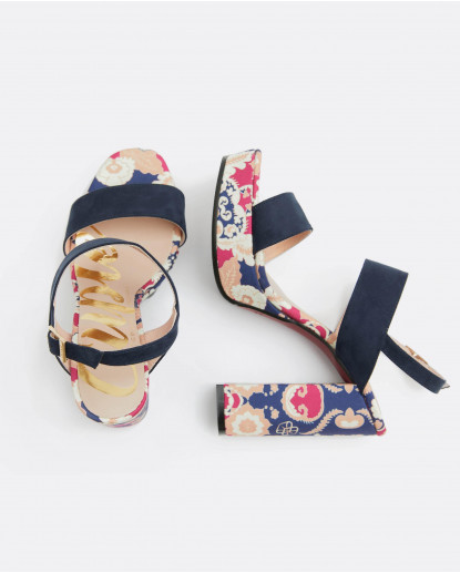 SANDALIA TACON SATEN ESTAMPADO VALIENTE