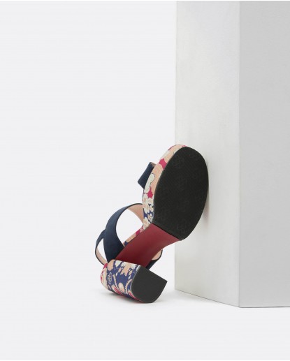 SANDALIA TACON SATEN ESTAMPADO VALIENTE