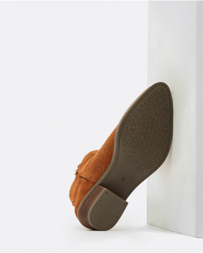 BOTIN TROQUELADO SERRAJE CUERO