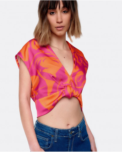 TOP ESCOTE PICO CON NUDO SEDÍN FLORES...