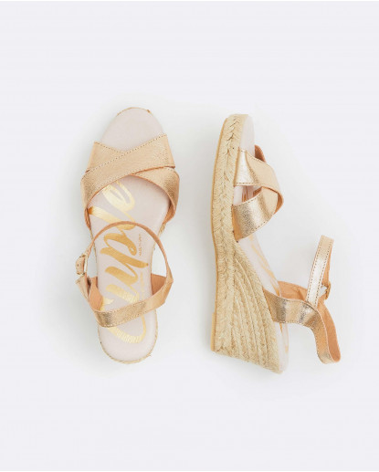 CUÑA TIRAS CRUZADAS NAPA ORO